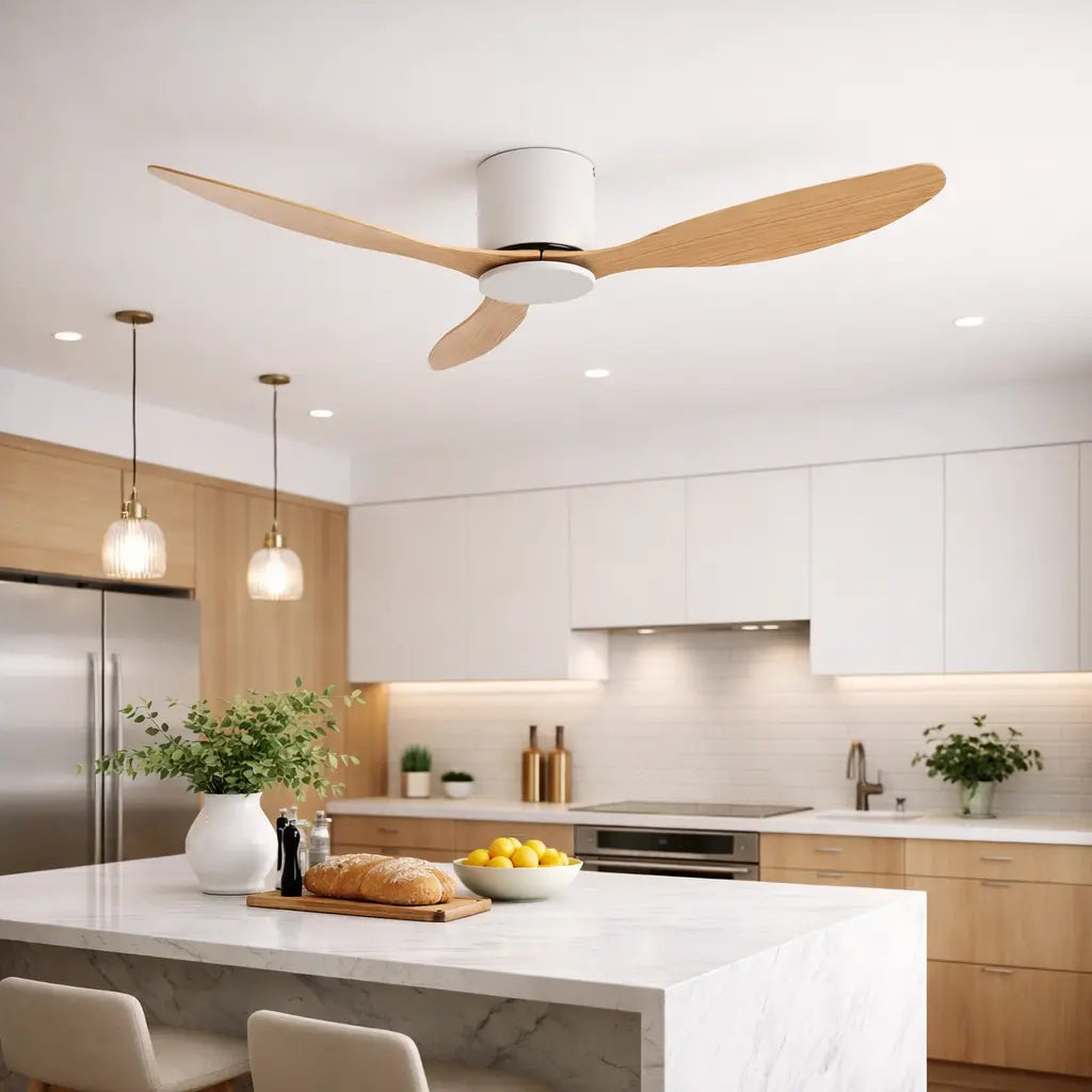 ventilateur de plafond en bois clair télécommandé sans lumière fixé sur plafond dans cuisine moderne
