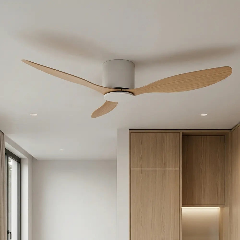 ventilateur de plafond en bois clair télécommandé sans lumière fixé au plafond