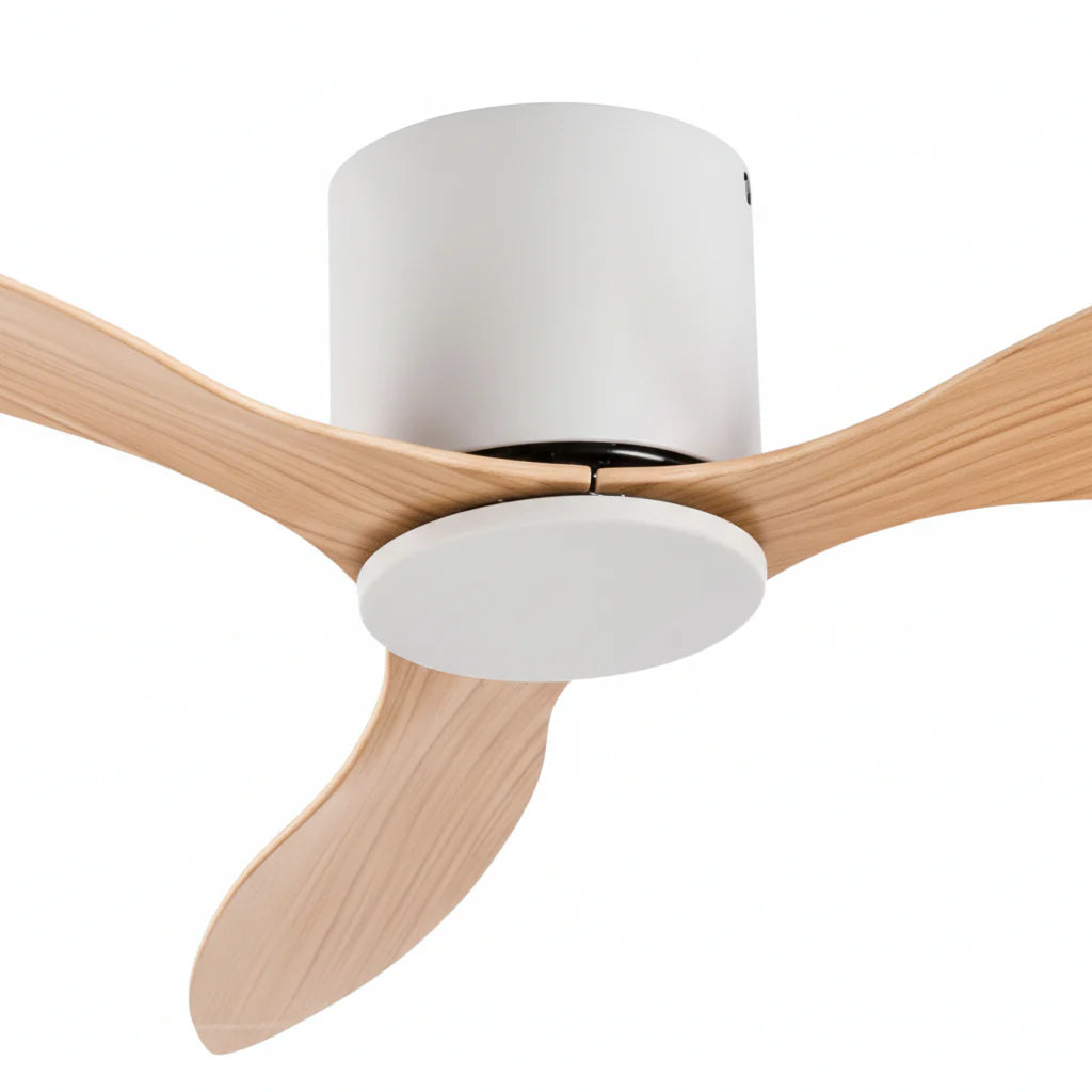 vue proche d'un ventilateur de plafond en bois clair télécommandé sans lumière