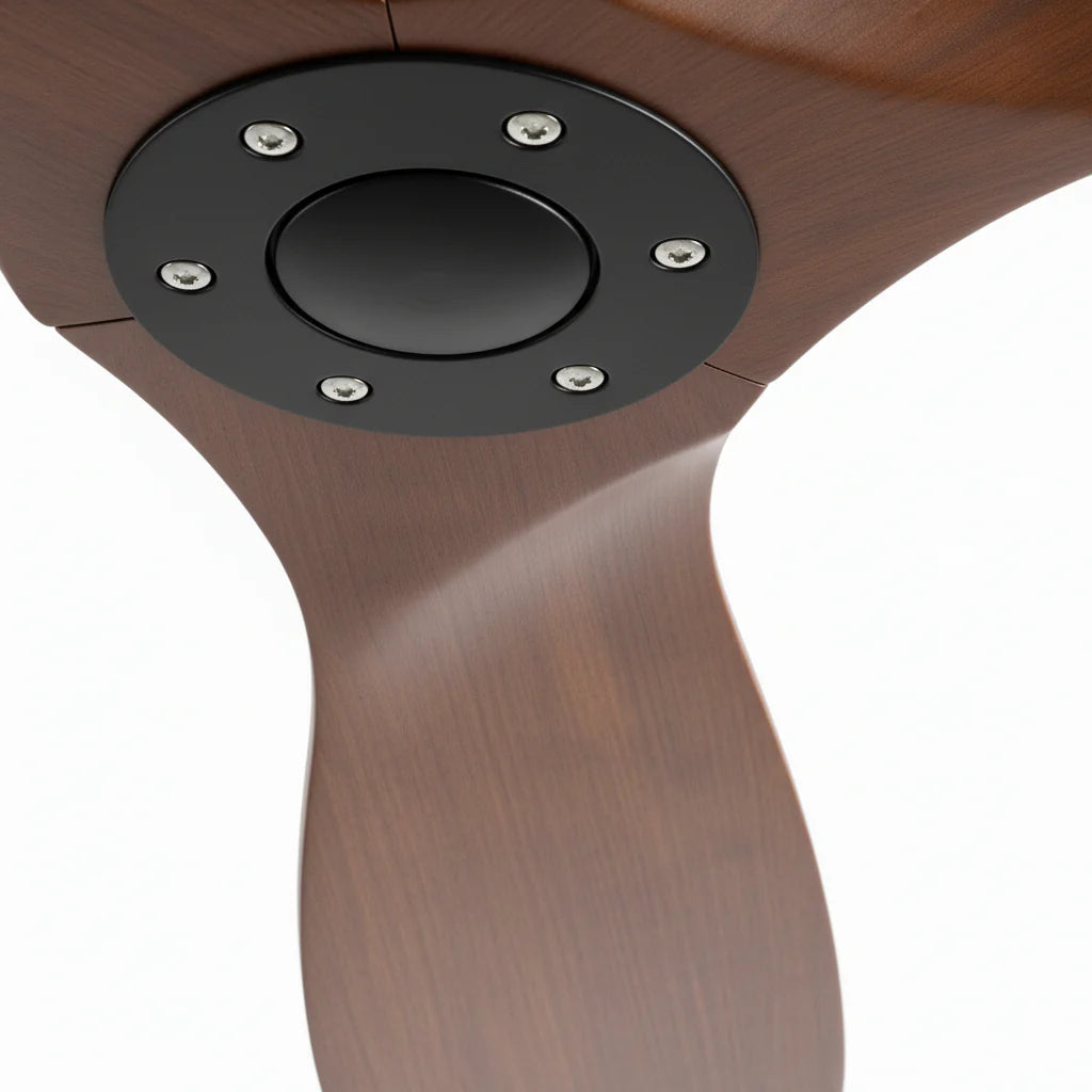 détails d'un ventilateur de plafond silencieux en bois massif foncé avec télécommande sans éclairage led