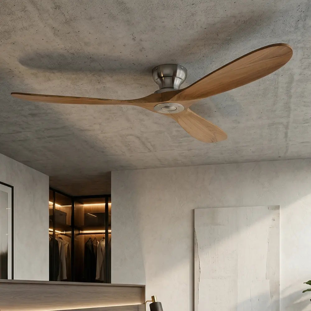 ventilateur de plafond en bois massif naturel avec télécommande dans chambre moderne