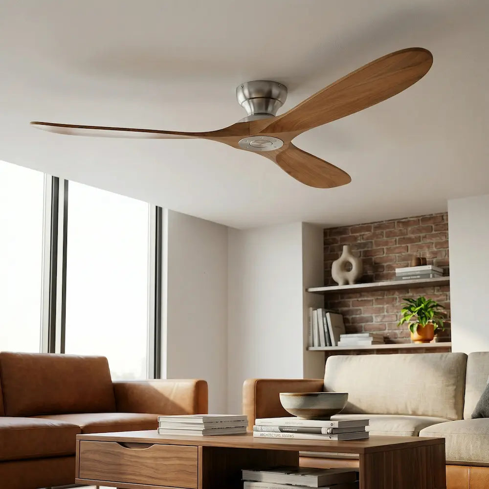 ventilateur de plafond en bois massif naturel avec télécommande dans salon moderne
