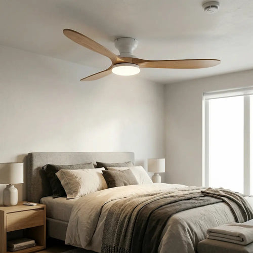 ventilateur de plafond en bois naturel avec éclairage led dans chambre moderne