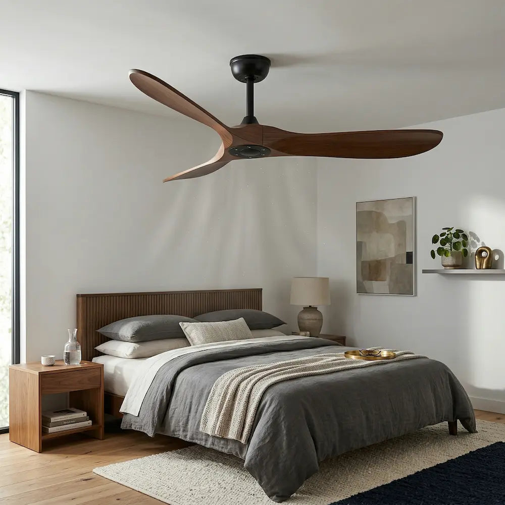 ventilateur de plafond silencieux vintage en bois foncé avec télécommande dans chambre moderne