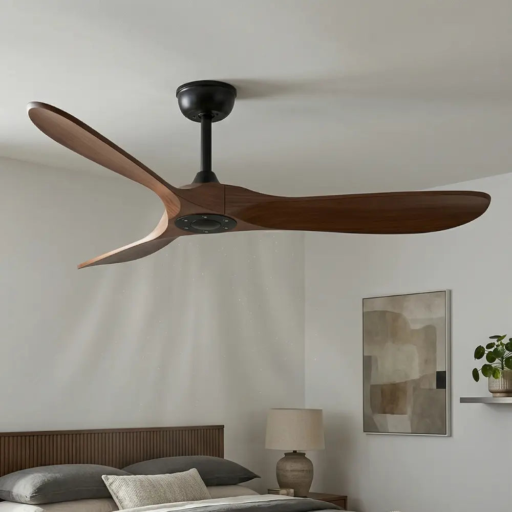 zoom d'un ventilateur de plafond silencieux vintage en bois foncé avec télécommande dans une chambre moderne