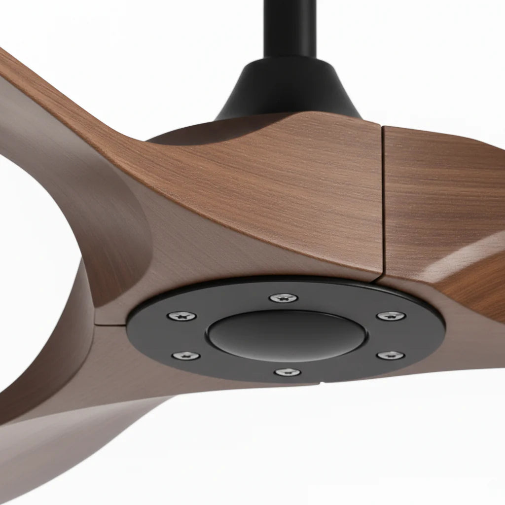 détails d'un ventilateur de plafond silencieux vintage en bois foncé avec télécommande 