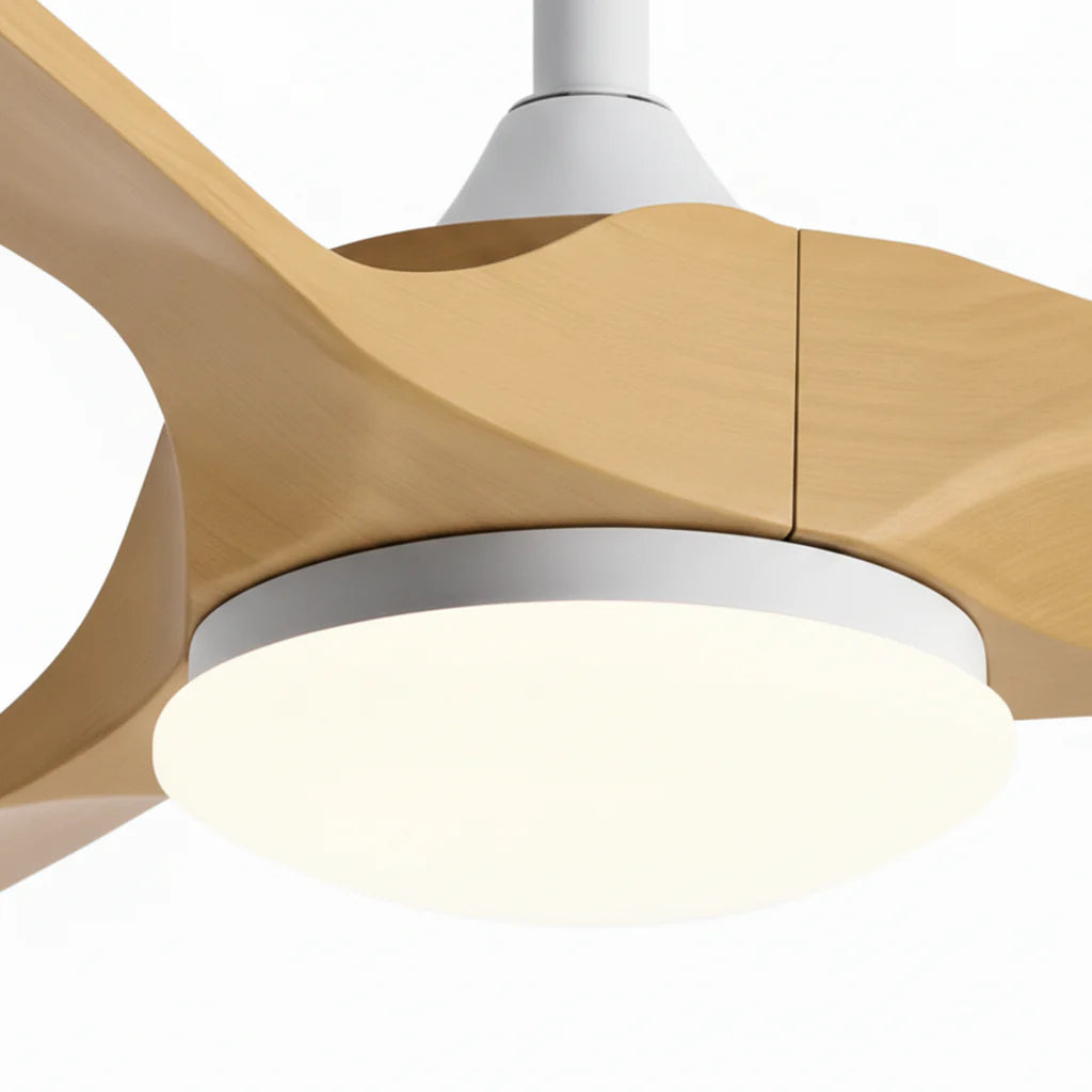 détails d'un ventilateur de plafond silencieux vintage en bois naturel avec éclairage led