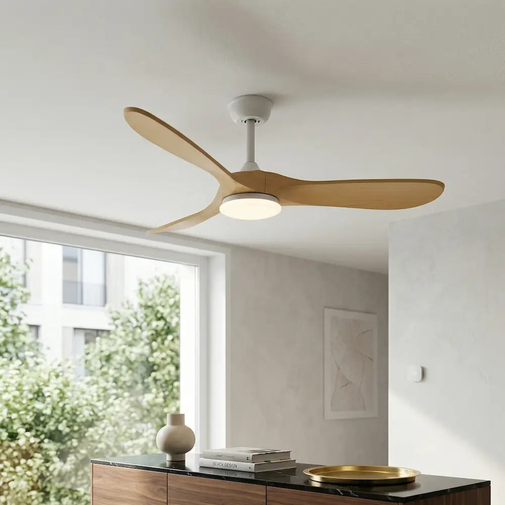 ventilateur de plafond silencieux vintage en bois naturel avec éclairage led dans salon moderne